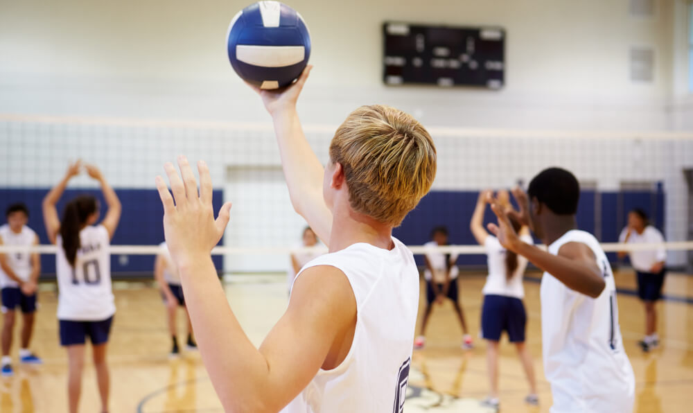 I tipi di battuta nella pallavolo: come fare la battuta dall'alto, dal basso e che cos'è l'ace nella pallavolo