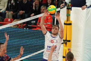 palleggiatore pallavolo in partita